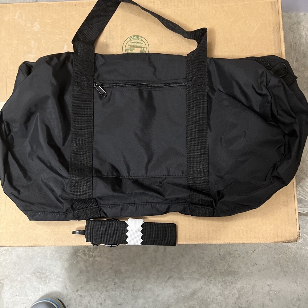 Open Box 21" Large Duffle Bag with Adjustable Strap (Black)